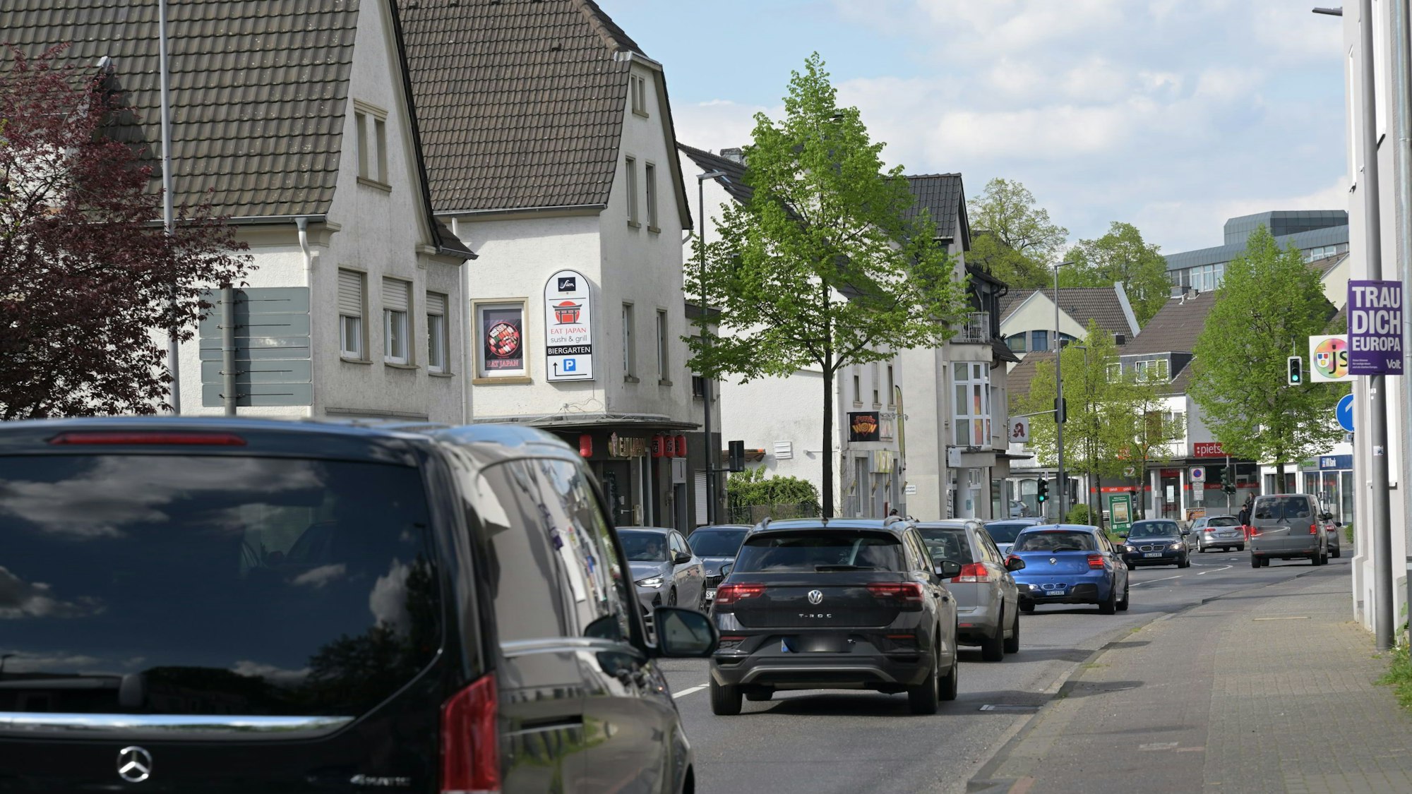 Autos stehen in beiden Fahrtrichtungen im Stau.