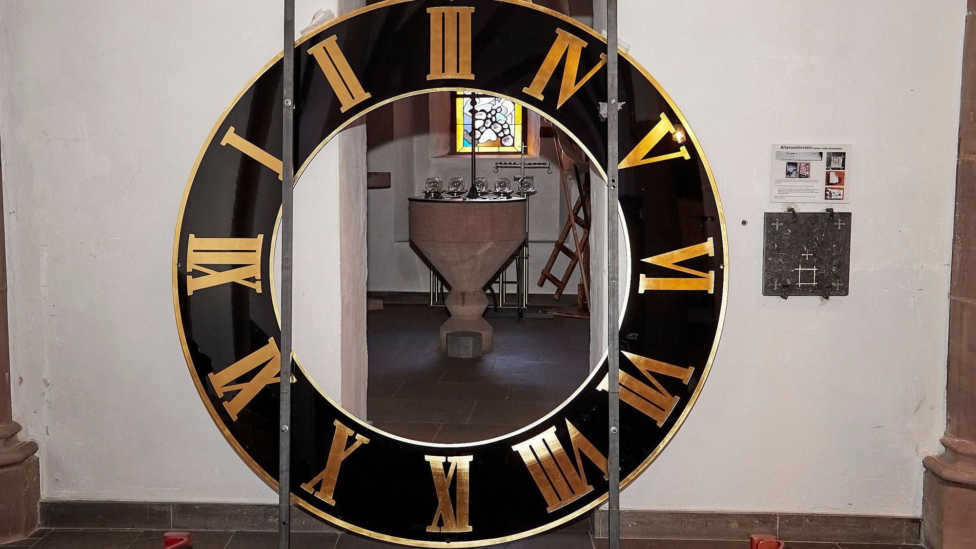 Das Ziffernblatt der Kirchturmuhr ist im Innern der Kirche in Marmagen gelagert.