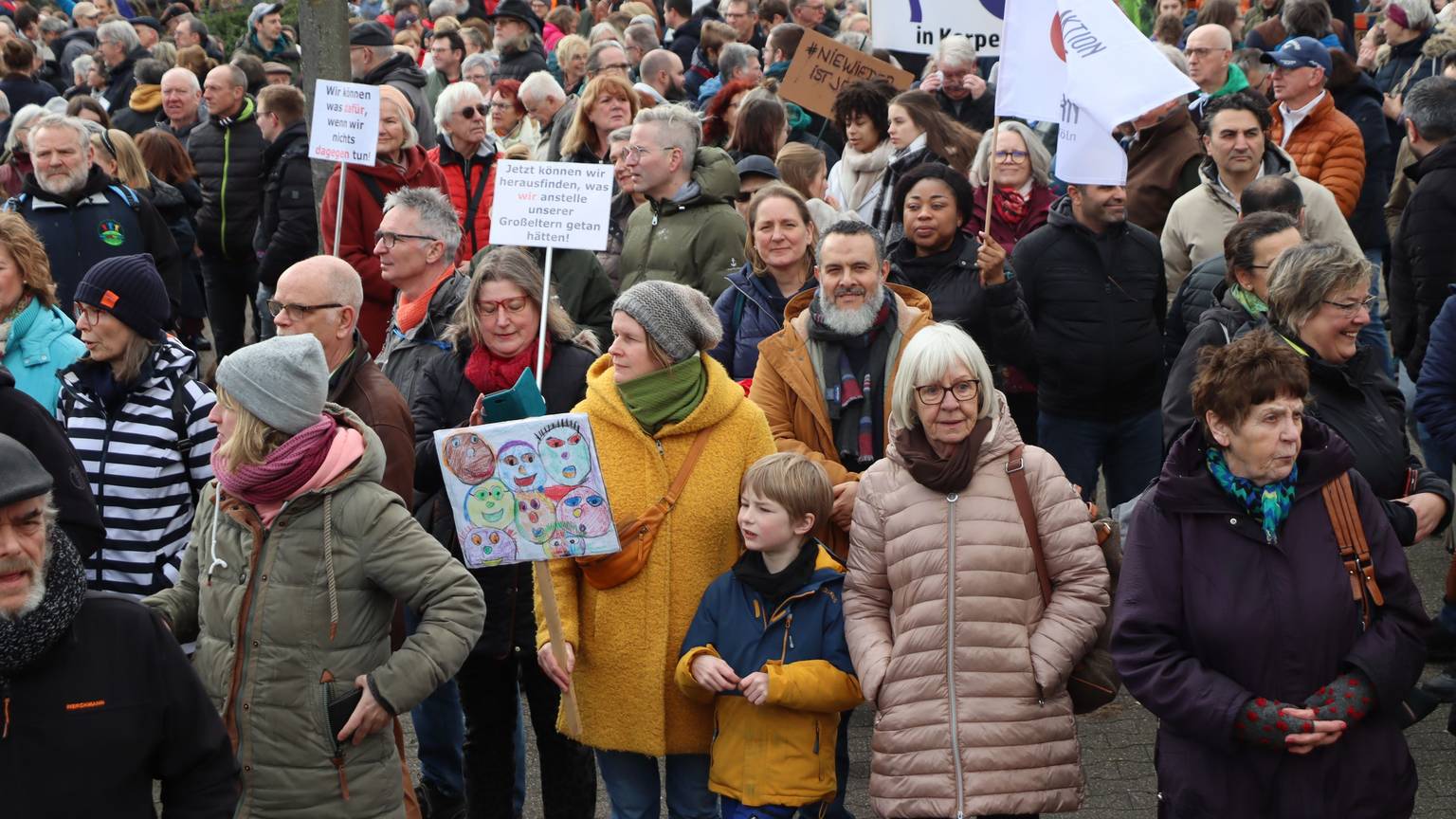 Auf dem Bild sind Demonstranten zu sehen.
