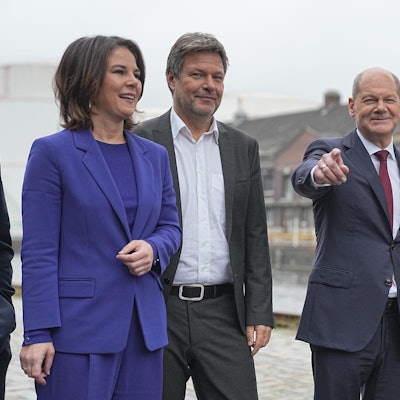 Annalena Baerbock, Robert Habeck, Olaf Scholz, und Christian Lindner gehen auf einer Straße.