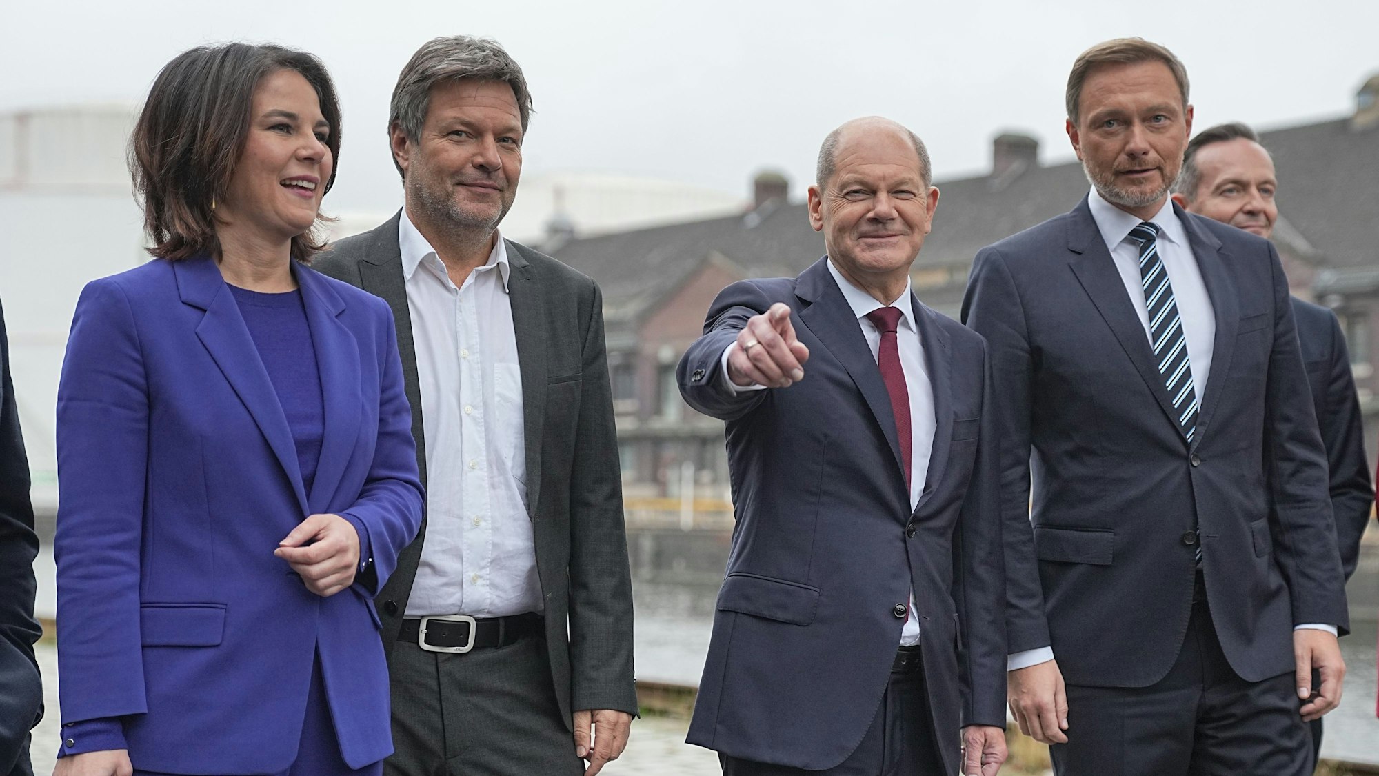 Annalena Baerbock, Robert Habeck, Olaf Scholz, und Christian Lindner gehen auf einer Straße.