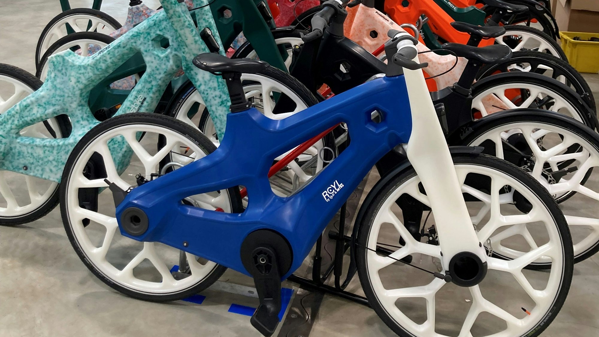 Räder des Kunststoffspezialisten Igus stehen in der Fertigungshalle in Köln