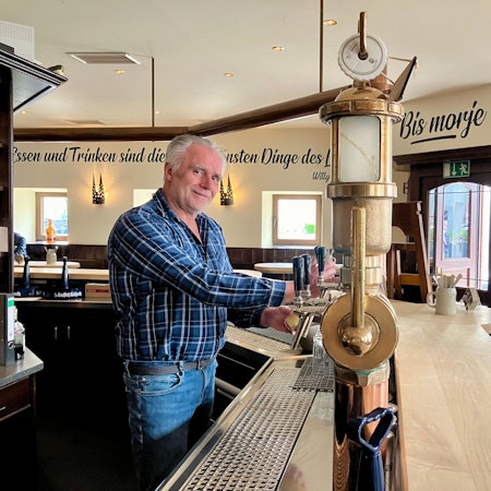 Frank Mühlich, Wirt des Bayenthaler Wirtshaus, zapft ein Kölsch an der Theke.