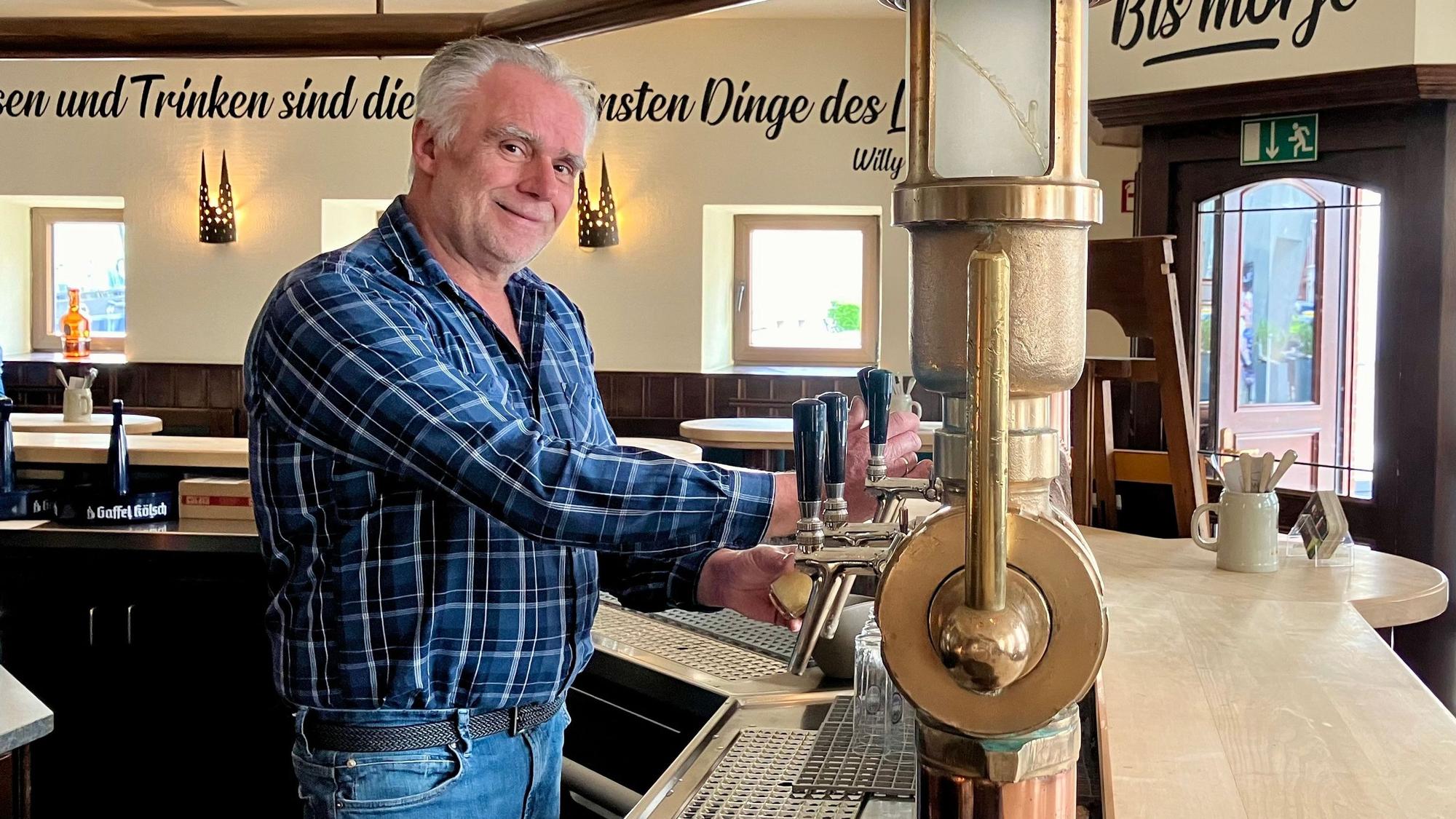 Frank Mühlich, Wirt des Bayenthaler Wirtshaus, zapft ein Kölsch an der Theke.