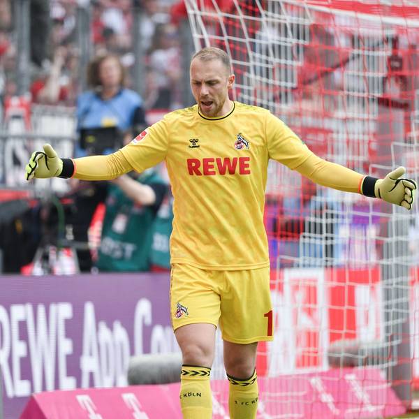 Marvin Schwäbe bejubelt den Sieg gegen Bochum.