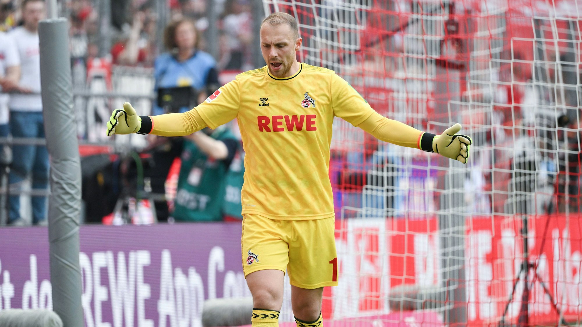 Marvin Schwäbe bejubelt den Sieg gegen Bochum.