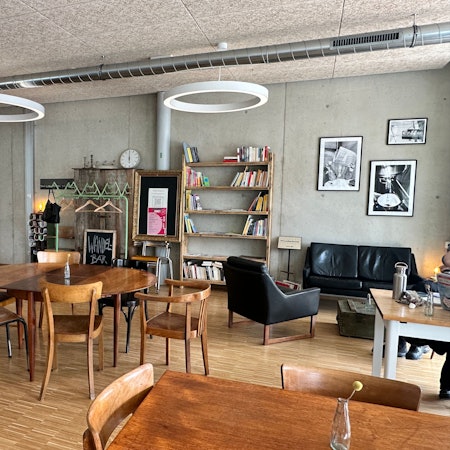 Ein abgetrennter Bereich des Cafés ist dem Lehrpersonal vorbehalten. Das Mobiliar hat Tomaso Giurgolo Secondhand zusammen gesucht.