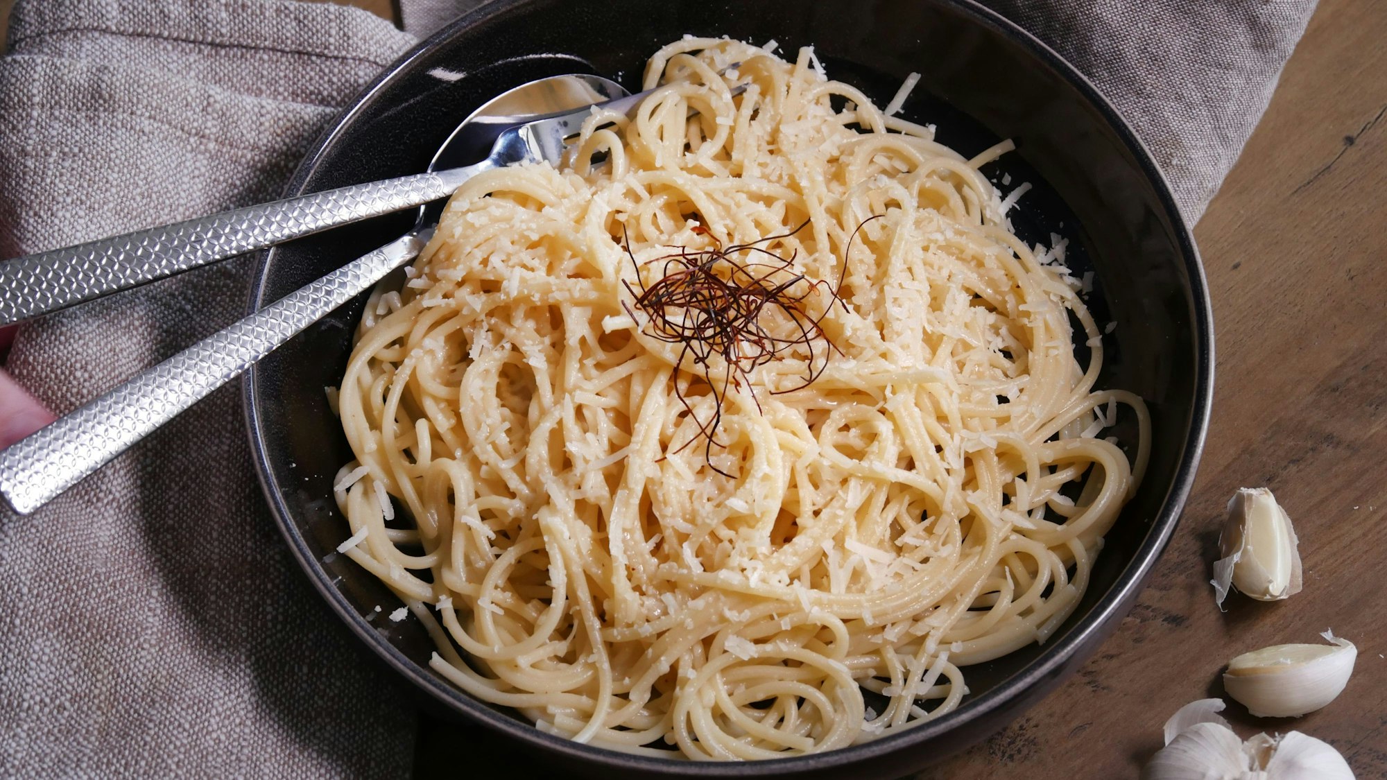 Die Pasta ist in einer Schüssel angerichtet.