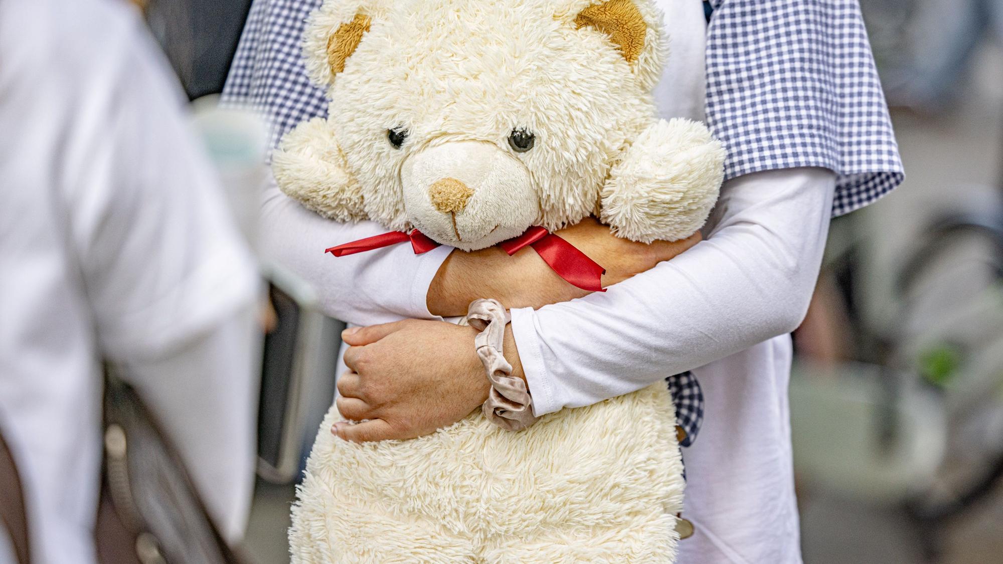 Ein angehender Abiturient hält einen Teddy.