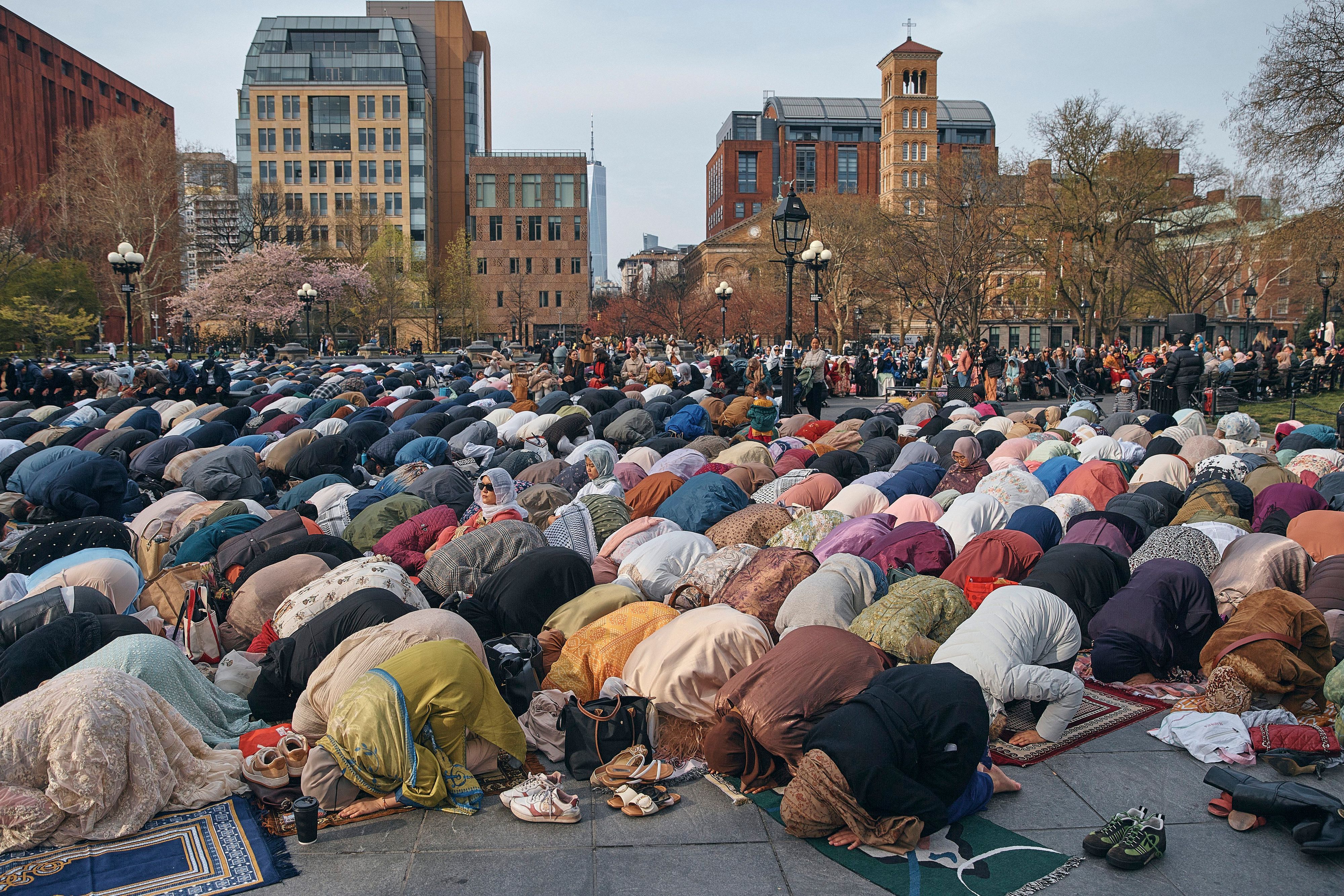 Muslime feiern das Ende des Ramadans im Washington Square Park.