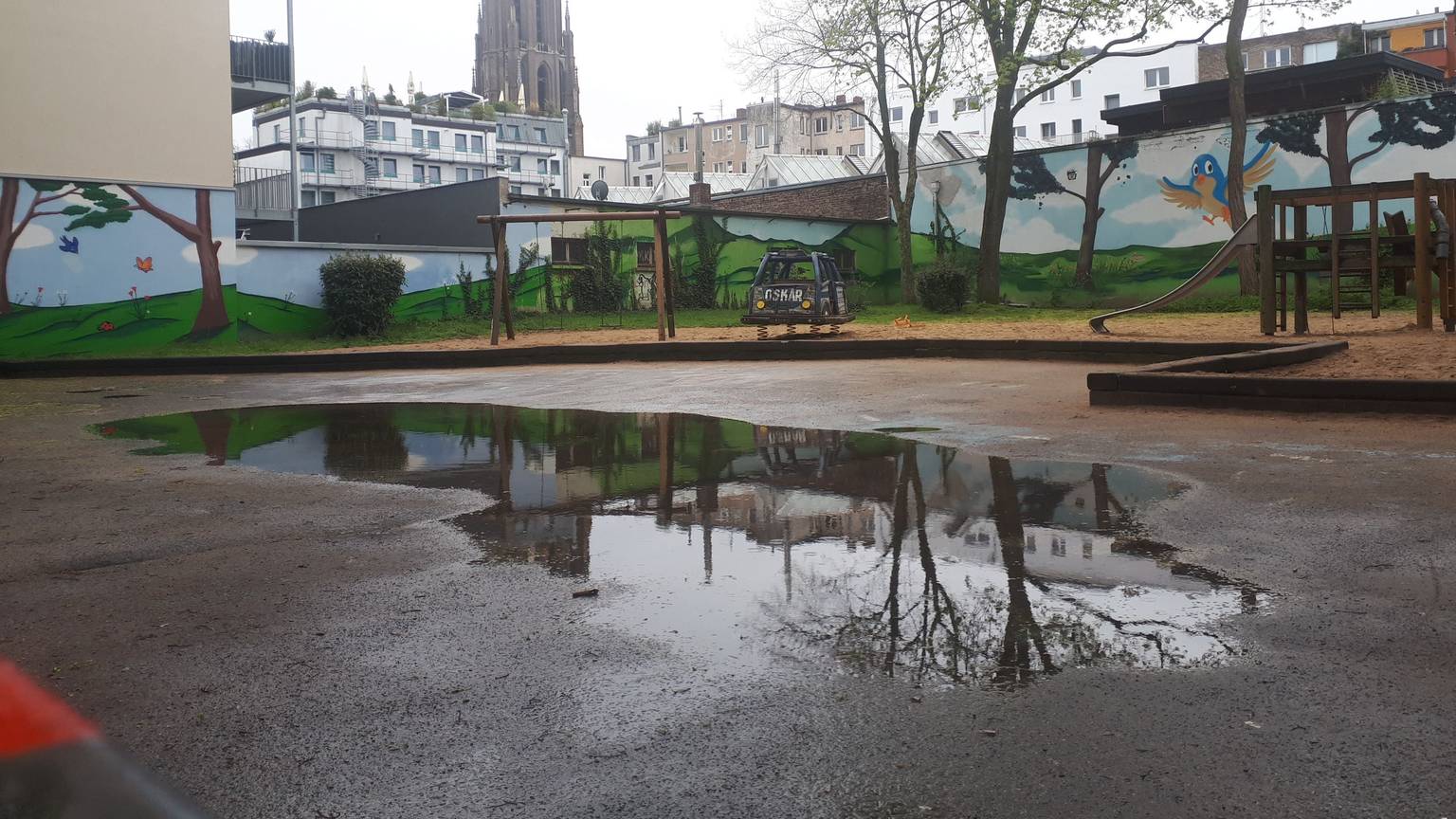 Der Vorplatz des Oskar-Spielplatzes an der Rubensstraße ist nach Regenfällen überschwemmt: Die Kanalisation bewältigt die Wassermassen nicht.
