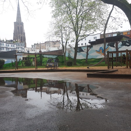 Der Vorplatz des Oskar-Spielplatzes an der Rubensstraße ist nach Regenfällen überschwemmt: Die Kanalisation bewältigt die Wassermassen nicht.