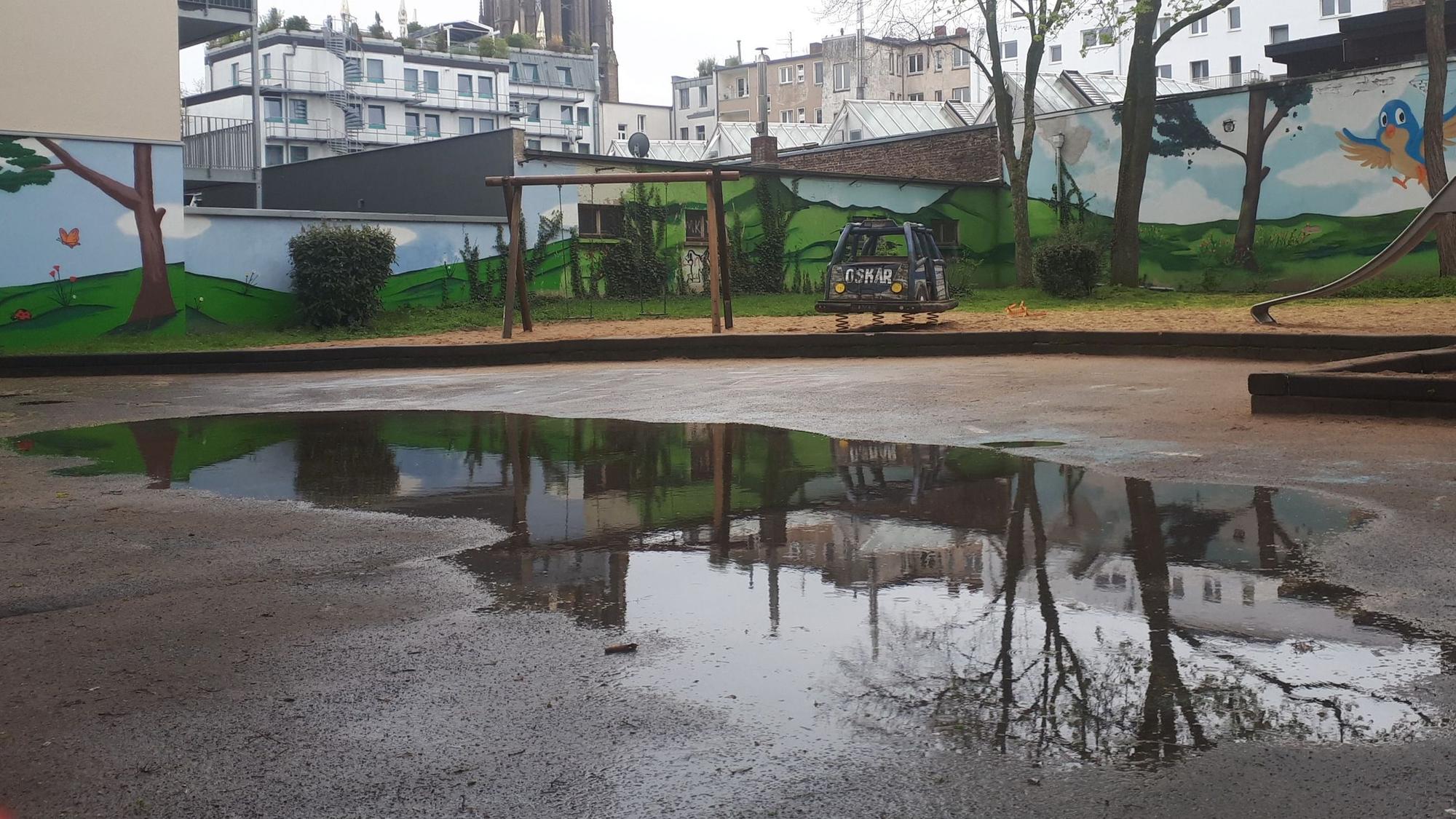 Der Vorplatz des Oskar-Spielplatzes an der Rubensstraße ist nach Regenfällen überschwemmt: Die Kanalisation bewältigt die Wassermassen nicht.