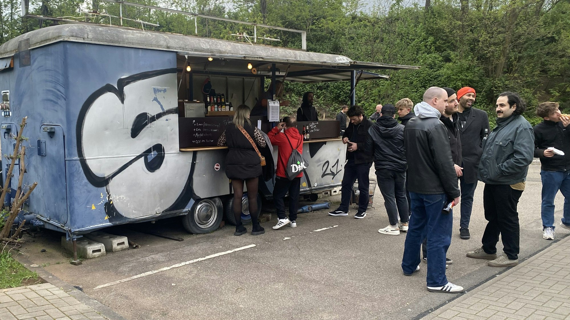 Gute Stimmung im Olympiastadion im Nippeser Gleisdreieck
