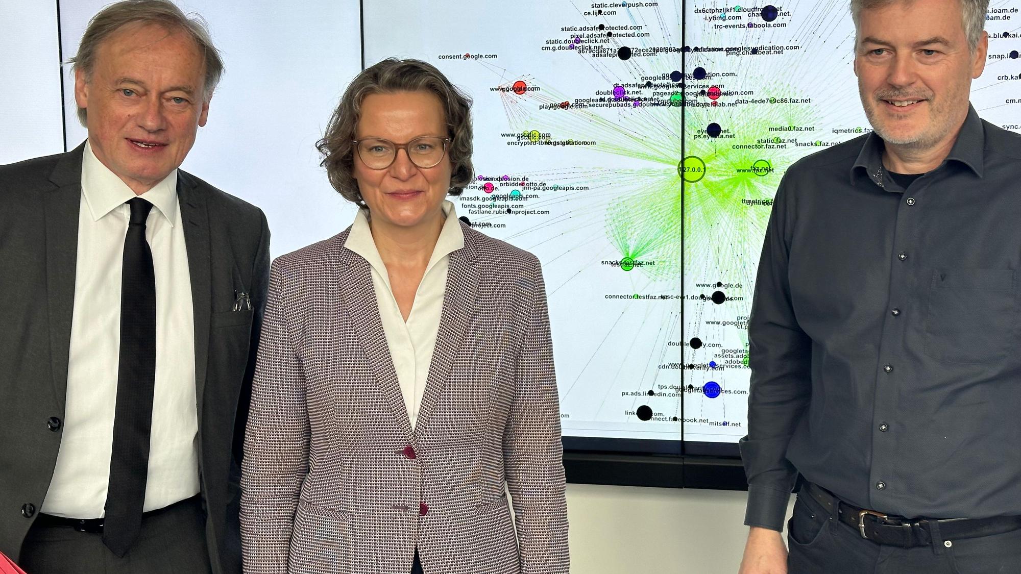 Hochschule Bonn-Rhein-Sieg, Ministerin Ina Scharrenbach zu Besuch (M.), Hochschulpräsident Hartmut Ihne (l.) und Professor André Hinkenjann (r.)