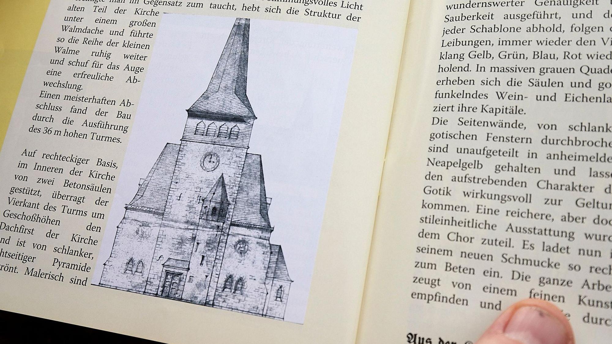 In einem aufgeklappten Buch ist eine alte Zeichnung zu sehen, die einen Kirchturm mit einer Uhr zeigt.