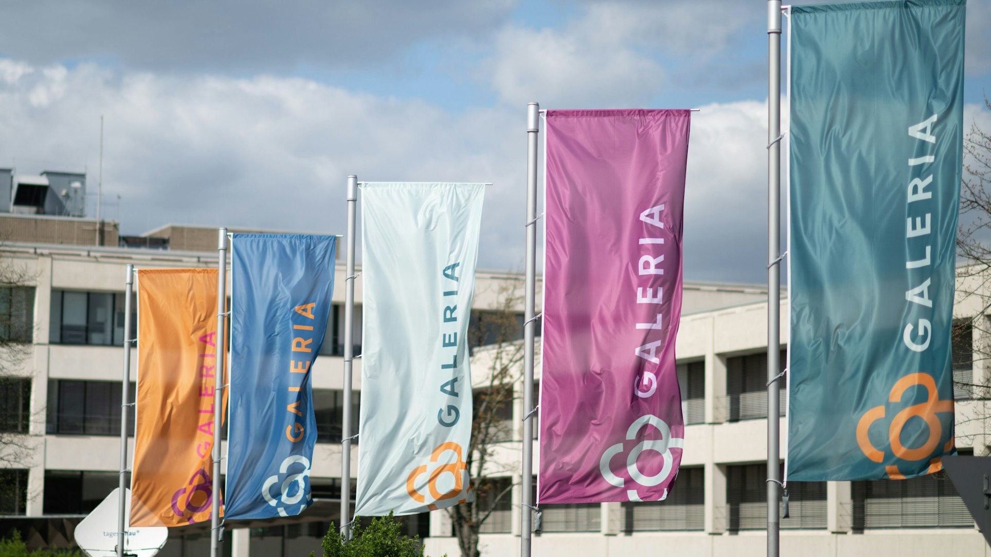 Essen: Fahnen vor der Firmenzentrale von Galeria Karstadt Kaufhof in Essen. Hier wurde heute der neue Investor für den insolventen Warenhauskonzern Galeria Karstadt Kaufhof (GKK) vorgestellt.