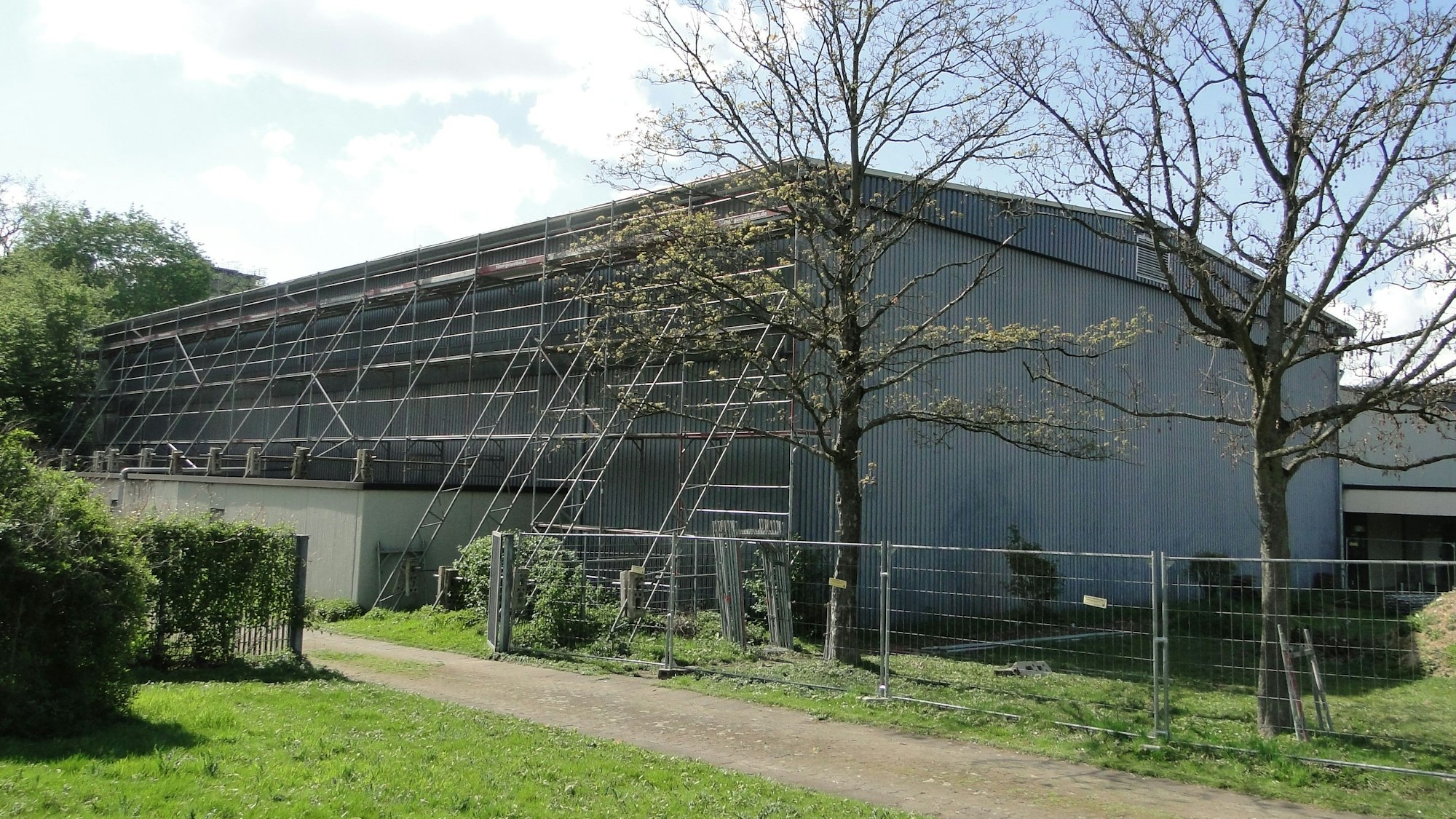 Das neue Satteldach wurde über dem alten Flachdach errichtet. Gerüste und Bauzäune werden im Lauf des Aprils abgebaut.