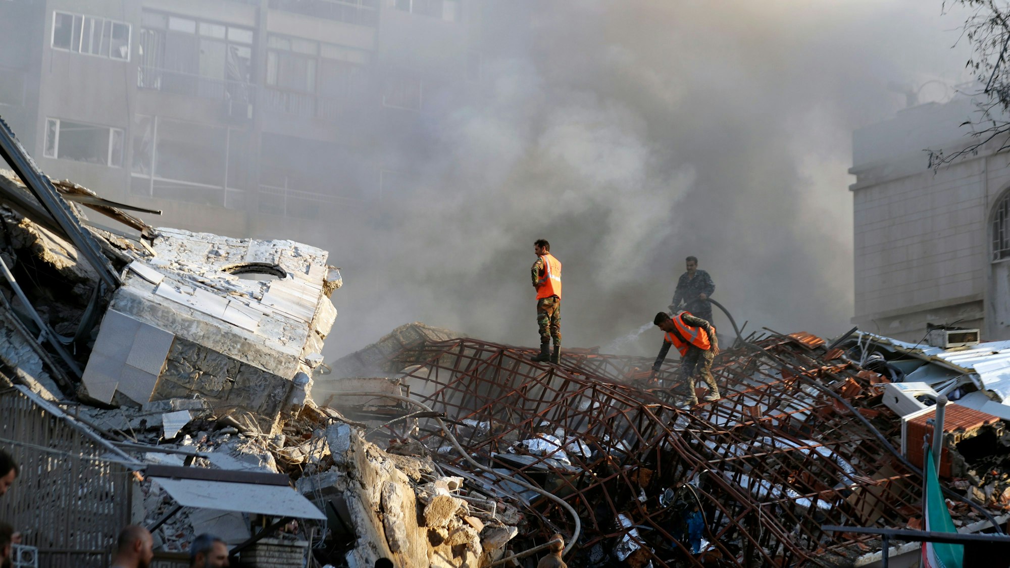 Bei einem mutmaßlich israelischen Luftangriff in der syrischen Hauptstadt Damaskus ist nach Angaben aus Teheran ein General der iranischen Revolutionsgarden (IRGC) getötet worden. Das könnte zur Eskalation führen.