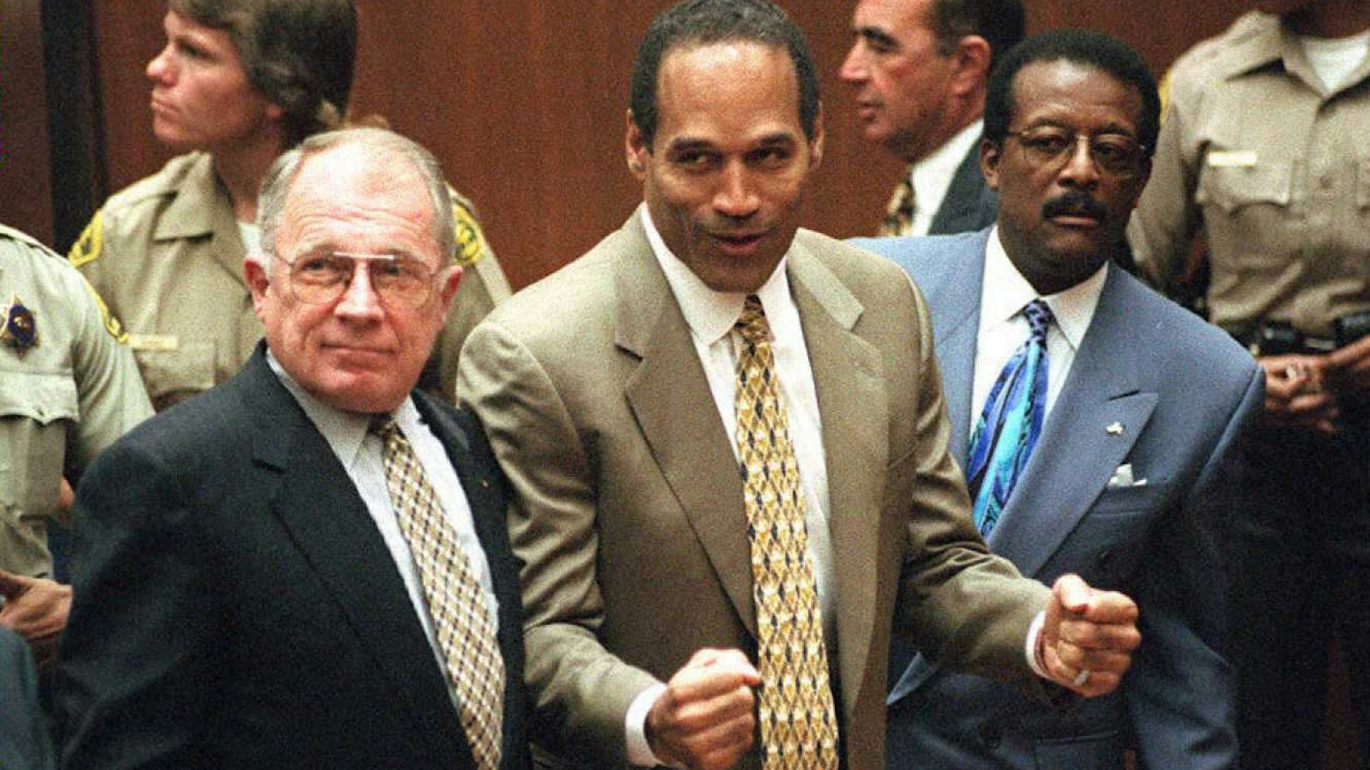 O. J. Simpson vor Gericht im Jahr 1995. Der Ex-Footballer wurde in einem viel beachteten Prozess vom Verdacht, seine Ex-Frau ermordet zu haben, freigesprochen.