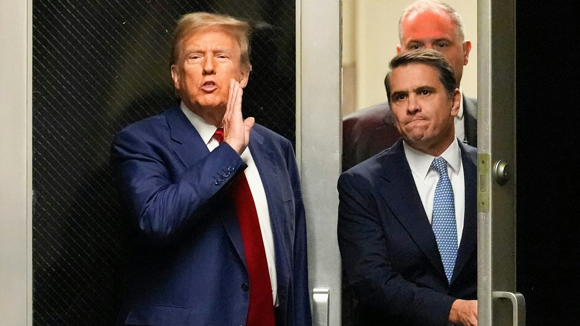 Der republikanische Kandidat und frühere Präsident, Donald Trump, steht vor Gericht. Es ist das erste Mal, dass ein Ex-Präsident in einen Strafprozess verwickelt ist.