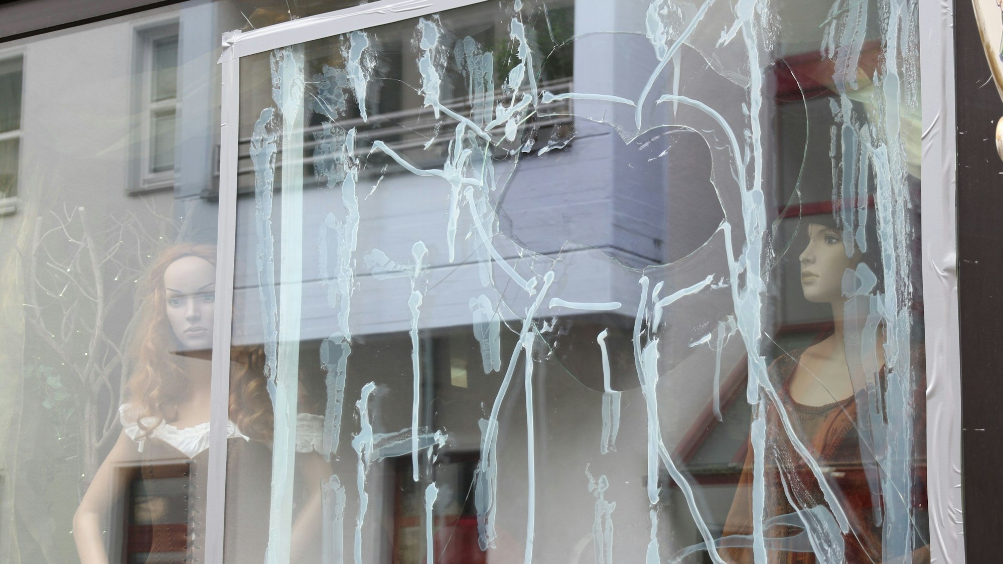 Ein mit einer Ersatzscheibe geflicktes Loch in einer Schaufensterscheibe