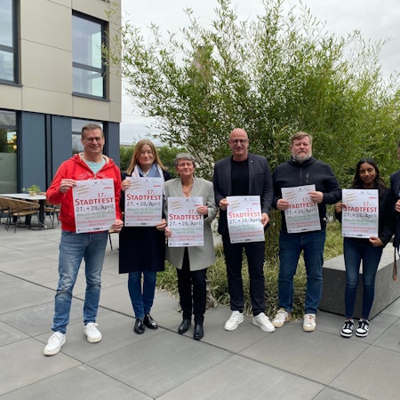 Die Sponsoren und Organisatoren posieren mit Plakaten für das Stadtfest im Euskirchener Office Park.