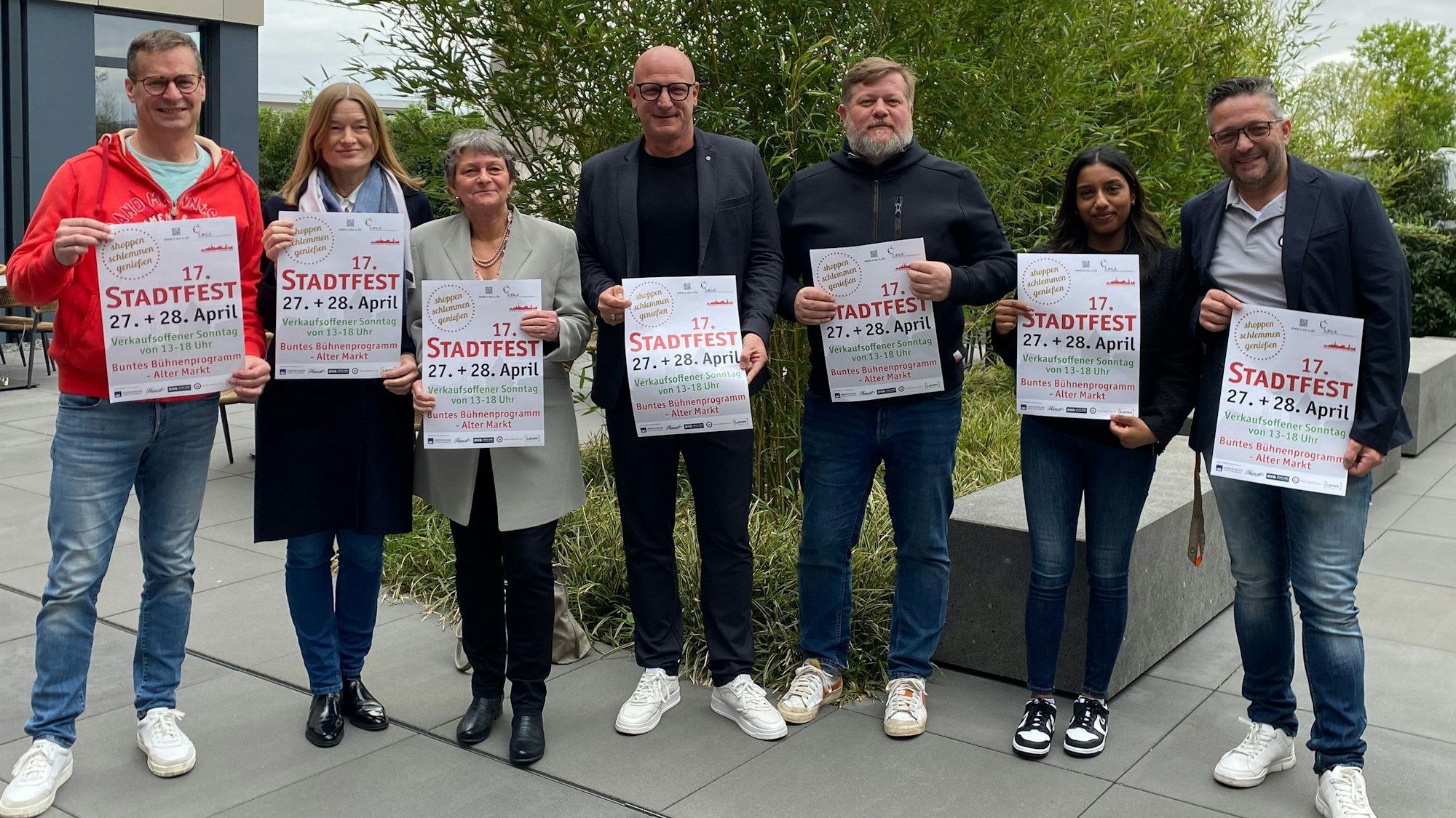 Die Sponsoren und Organisatoren posieren mit Plakaten für das Stadtfest im Euskirchener Office Park.