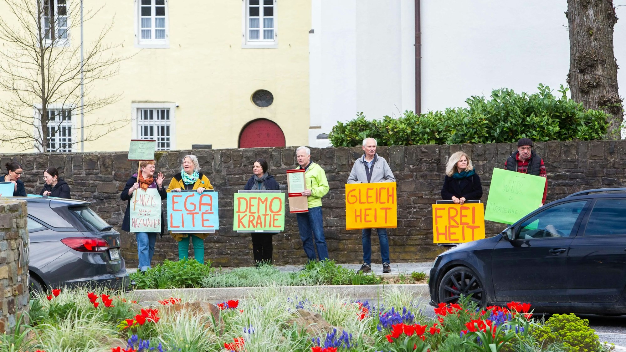 Das Foto zeigt Teilnehmer einer Demonstration in Marienheide.