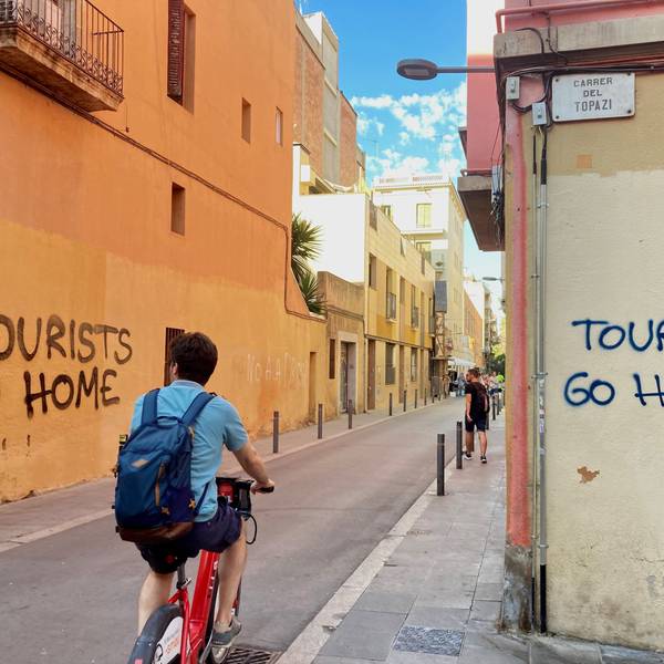 ourismus ist für Barcelona und viele andere Regionen in Spanien überlebenswichtig. Trotzdem scheint der Verdruss der Einheimischen gegenüber den Touristen rapide zuzunehmen.