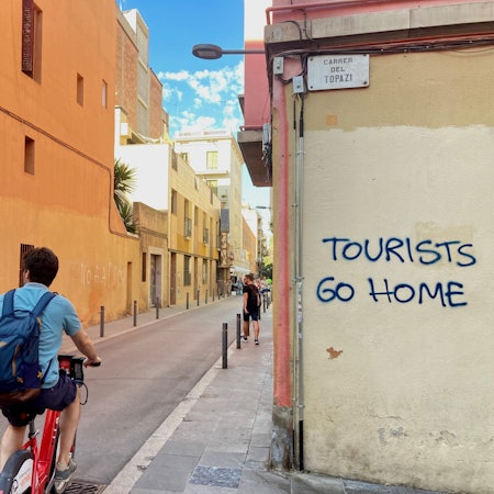 ourismus ist für Barcelona und viele andere Regionen in Spanien überlebenswichtig. Trotzdem scheint der Verdruss der Einheimischen gegenüber den Touristen rapide zuzunehmen.
