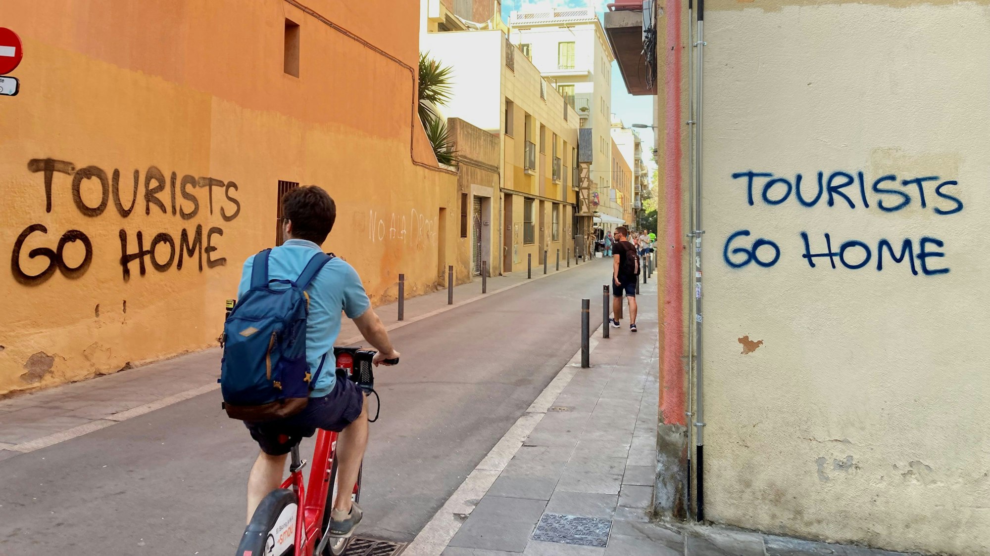 ourismus ist für Barcelona und viele andere Regionen in Spanien überlebenswichtig. Trotzdem scheint der Verdruss der Einheimischen gegenüber den Touristen rapide zuzunehmen.