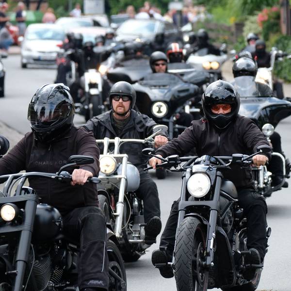 Mitglieder des Rockerclubs Hells Angels auf schweren Motorrädern