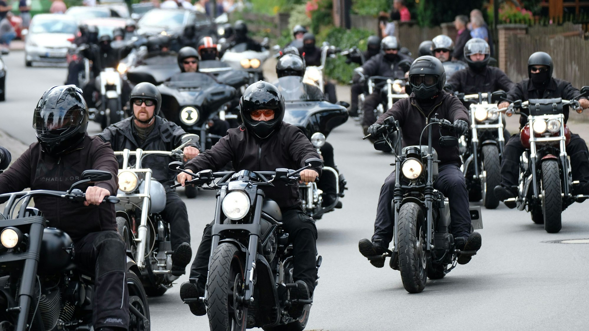 Mitglieder des Rockerclubs Hells Angels auf schweren Motorrädern