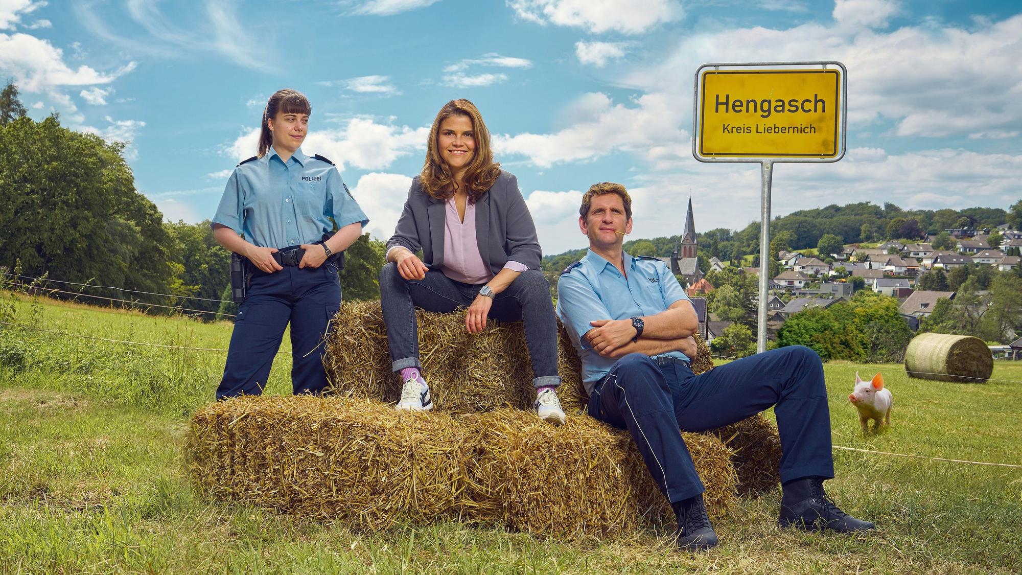 Zu sehen sind Katharina Wackernagel (Mitte), Sebastian Schwarz (r.) und Eva Bühnen in einer Szene aus „Mord mit Aussicht“.