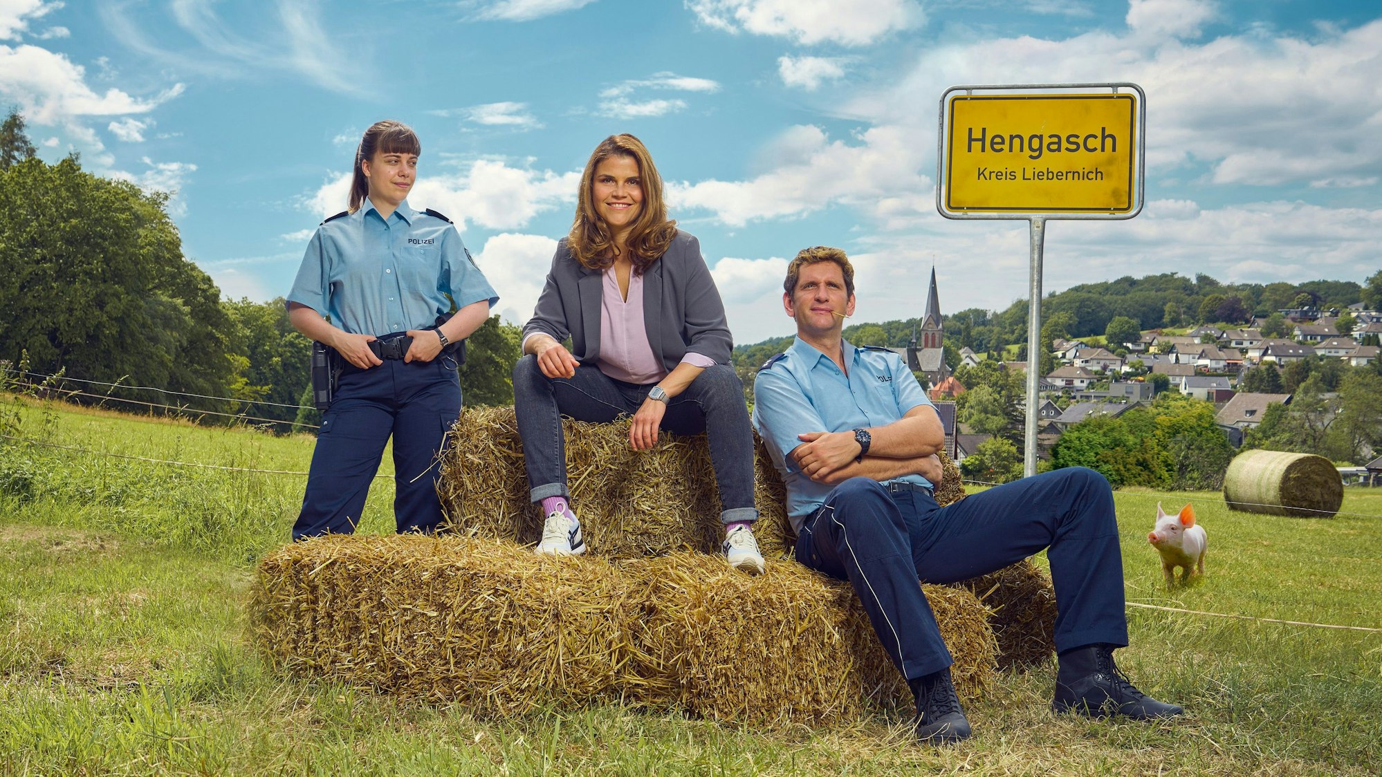 Zu sehen sind Katharina Wackernagel (Mitte), Sebastian Schwarz (r.) und Eva Bühnen in einer Szene aus „Mord mit Aussicht“.