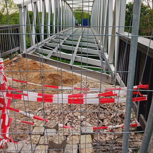 Die Brücke über die K39n, abgesperrt mit Flatterband.