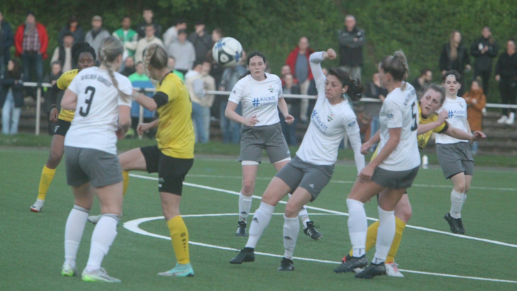 Dicke Luft im SVA-Strafraum nach einer Aachener Ecke.