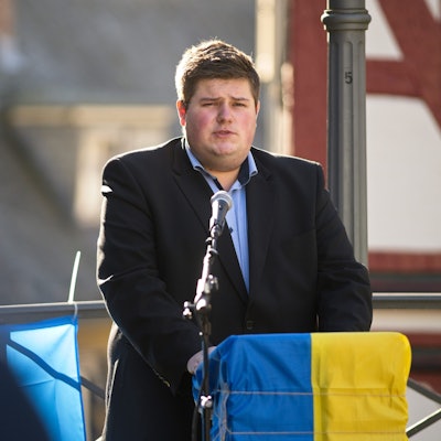 Helmut Kohls Enkel Johannes Volkmann spricht auf einer Ukraine-Kundgebung.