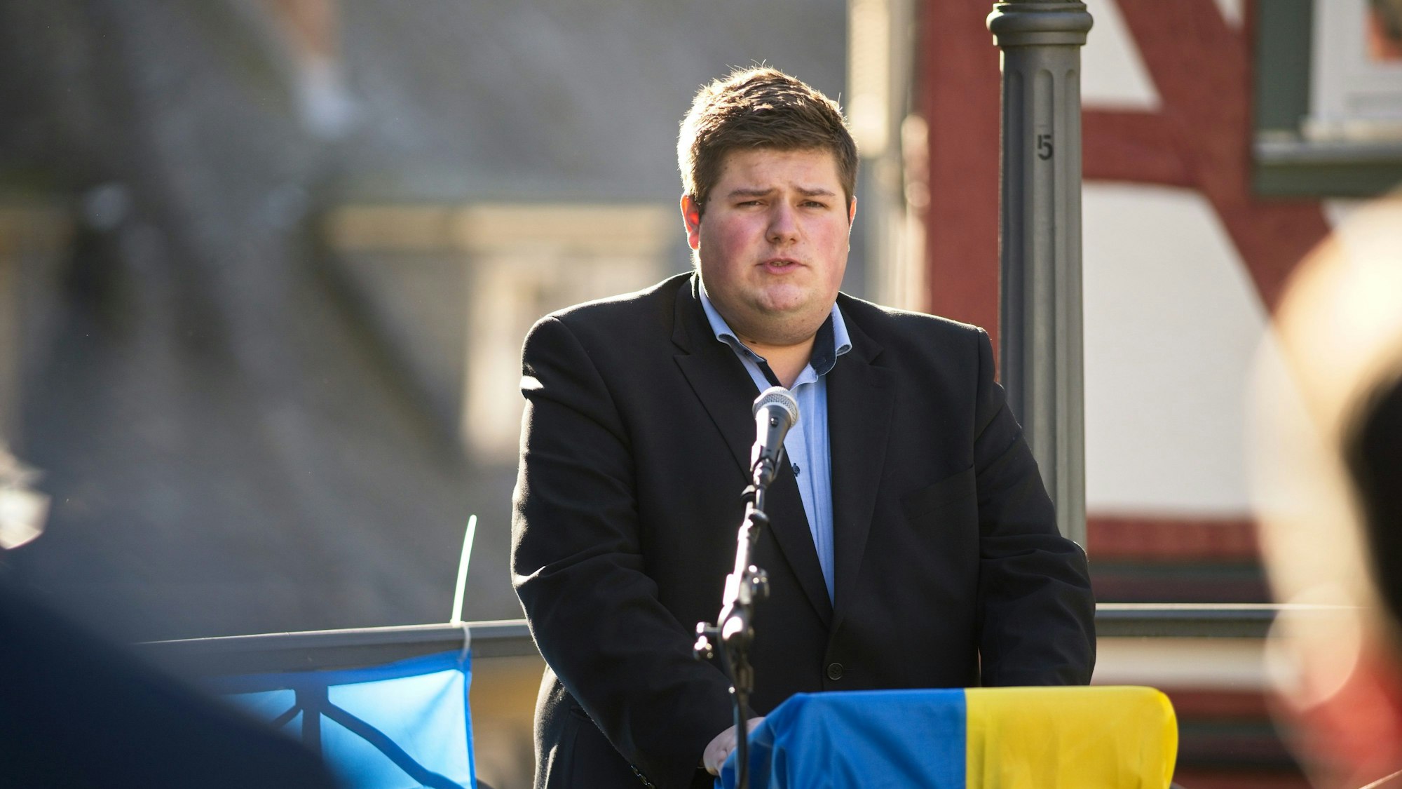 Helmut Kohls Enkel Johannes Volkmann spricht auf einer Ukraine-Kundgebung.