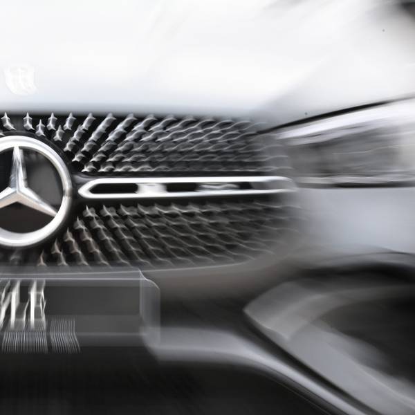 Das Logo der Automarke Mercedes-Benz ist an der Front eines Fahrzeugs angebracht.
