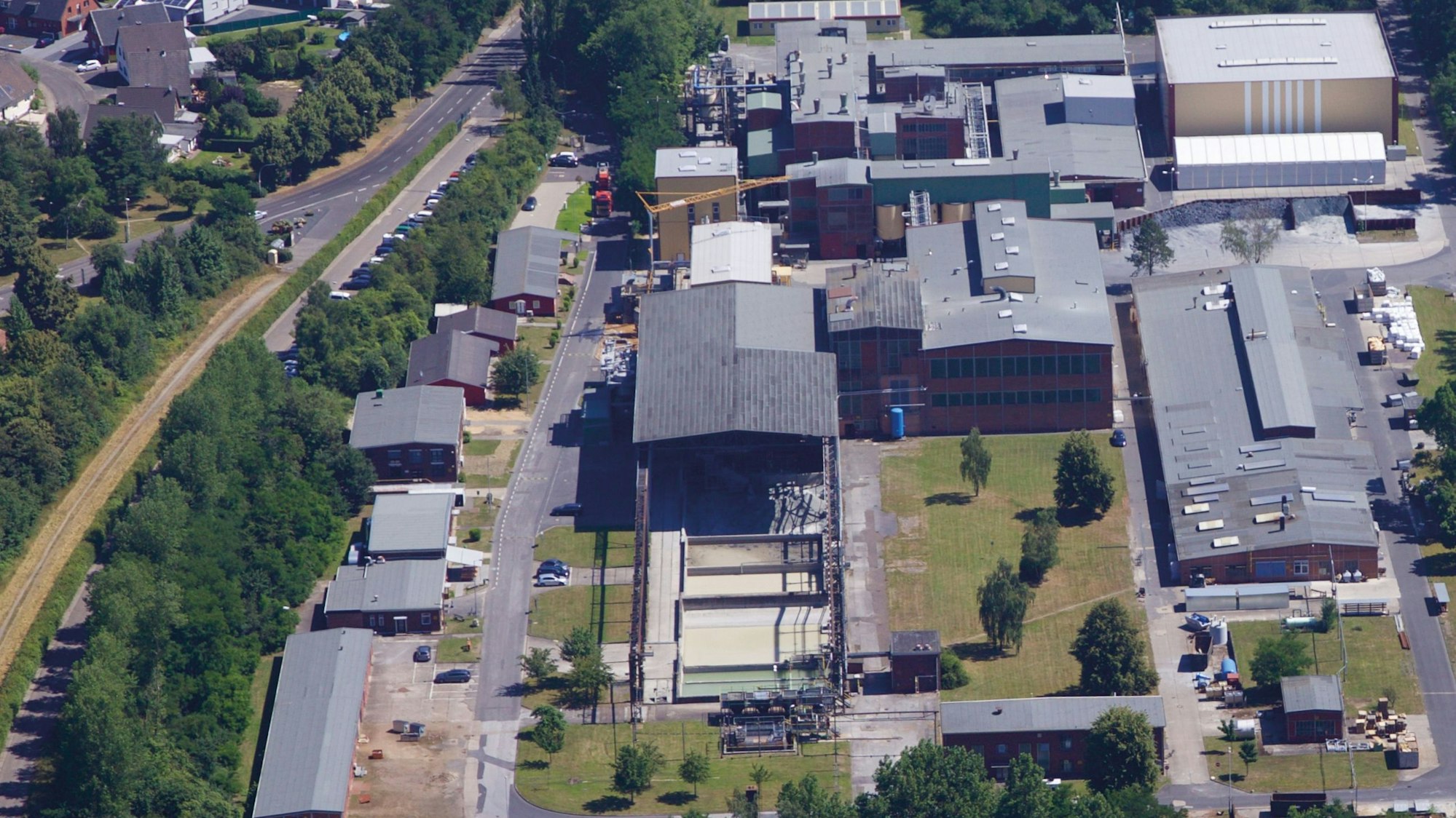 Auf dem Bild ist eine Luftaufnahme einer Fabrikanlage zu sehen.