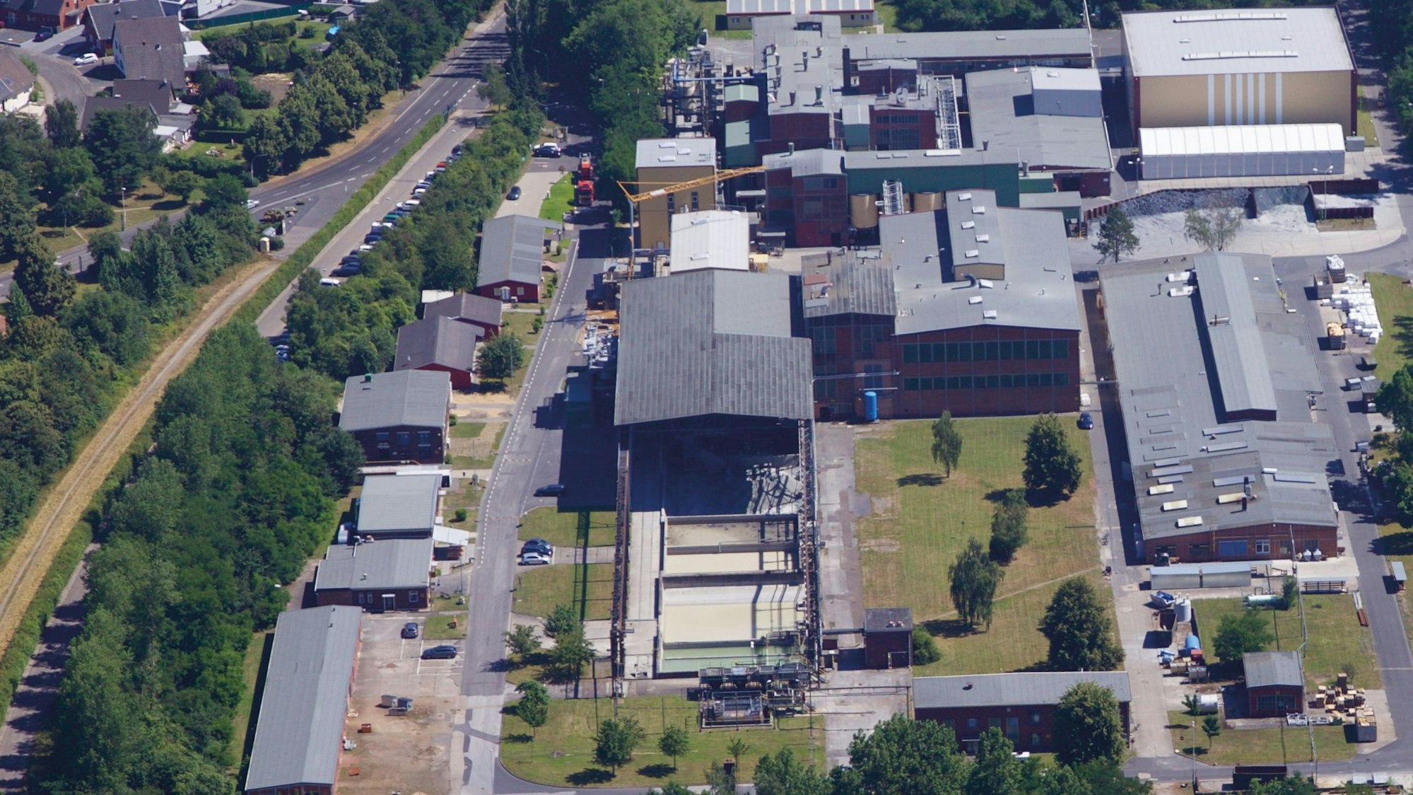 Auf dem Bild ist eine Luftaufnahme eines Unternehmens zu sehen.