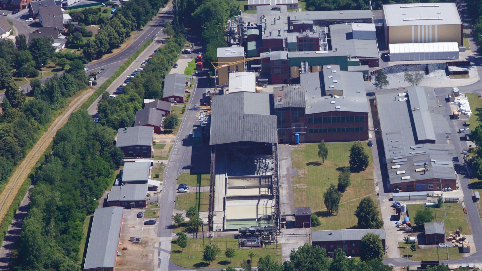 Auf dem Bild ist eine Luftaufnahme eines Unternehmens zu sehen.