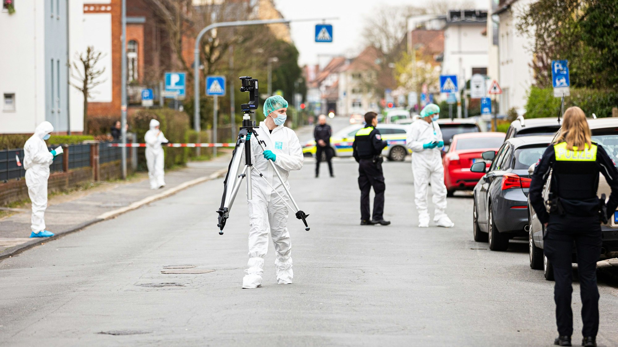 Mitarbeiter der Spurensicherung der Polizei arbeiten in der Friedrichstraße. Bei einem Polizeieinsatz in der Innenstadt von Nienburg in Niedersachsen ist ein 46 Jahre alter Mann tödlich verletzt worden.