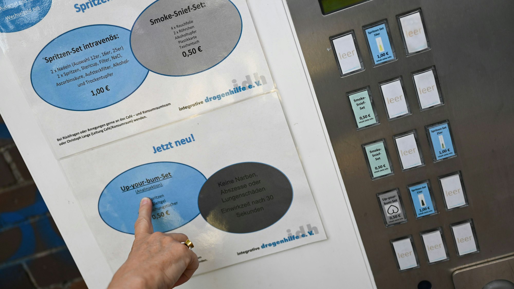 Ein Spritzenautomat, auf dem die zu ziehenden Sets beschrieben sind.