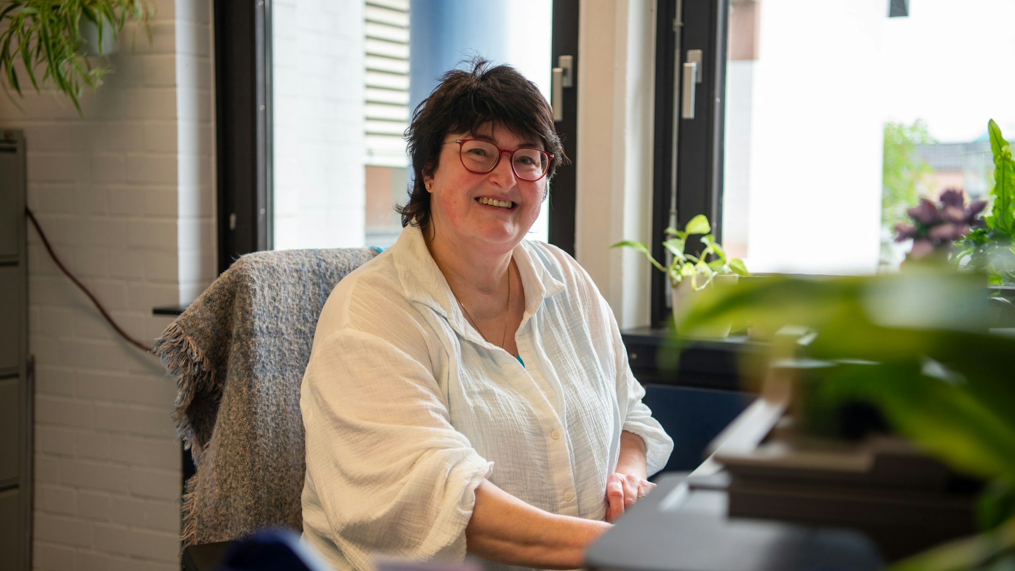 Barbara Breuer sitzt in ihrem Büro am Schreibtisch.