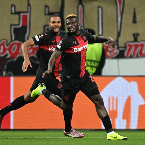 11.04.2024, Nordrhein-Westfalen, Leverkusen: Fußball: Europa League, Bayer Leverkusen - West Ham United, K.o.-Runde, Viertelfinale, Hinspiele, BayArena. Leverkusens Victor Boniface (r) jubelt mit Teamkollegen Leverkusens Jonathan Tah über das Tor zum 2.0. Foto: Federico Gambarini/dpa +++ dpa-Bildfunk +++