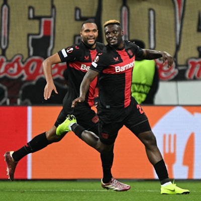 11.04.2024, Nordrhein-Westfalen, Leverkusen: Fußball: Europa League, Bayer Leverkusen - West Ham United, K.o.-Runde, Viertelfinale, Hinspiele, BayArena. Leverkusens Victor Boniface (r) jubelt mit Teamkollegen Leverkusens Jonathan Tah über das Tor zum 2.0. Foto: Federico Gambarini/dpa +++ dpa-Bildfunk +++