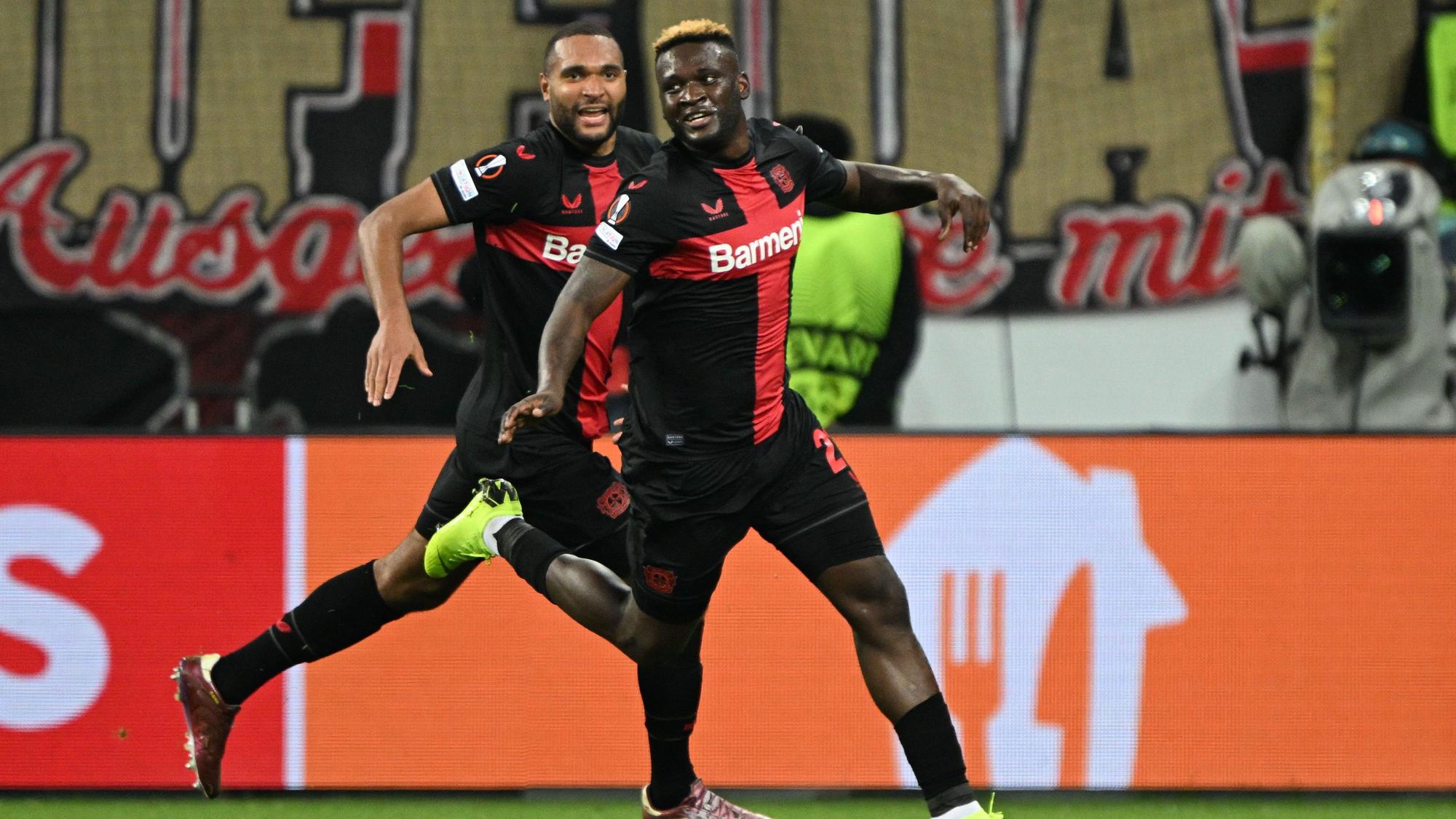 11.04.2024, Nordrhein-Westfalen, Leverkusen: Fußball: Europa League, Bayer Leverkusen - West Ham United, K.o.-Runde, Viertelfinale, Hinspiele, BayArena. Leverkusens Victor Boniface (r) jubelt mit Teamkollegen Leverkusens Jonathan Tah über das Tor zum 2.0. Foto: Federico Gambarini/dpa +++ dpa-Bildfunk +++